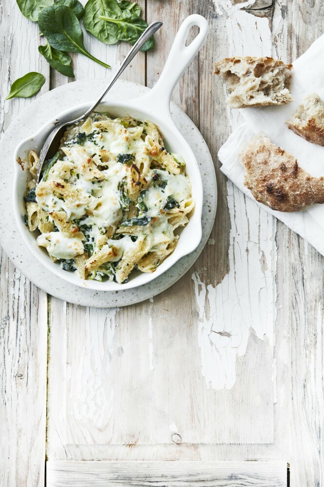 Smeltet ost blir sjelden feil. Denne retten er smaksatt med ostene mozzarella og ricotta. Du kan også bruke pastaskruer eller andre pastavarianter hvis du heller vil det. FOTO: Stine Christiansen Smeltet ost blir sjelden feil. Denne retten er smaksatt med ostene mozzarella og ricotta. Du kan også bruke pastaskruer eller andre pastavarianter hvis du heller vil det. FOTO: Stine Christiansen