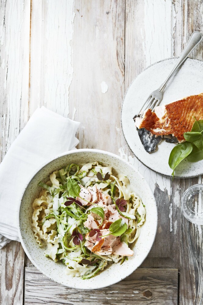 Laks og pasta er en super kombinasjon. Og aspargeskrem gir denne retten det lille ekstra. Har du ikke skogsyre eller engsyre, kan du i stedet drysse litt ruccola over retten. FOTO: Stine Christiansen Laks og pasta er en super kombinasjon. Og aspargeskrem gir denne retten det lille ekstra. Har du ikke skogsyre eller engsyre, kan du i stedet drysse litt ruccola over retten. FOTO: Stine Christiansen