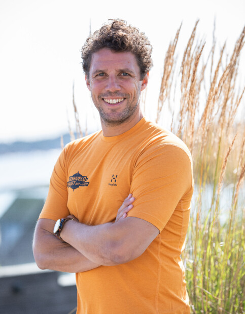 FOTBALLSPILLER: Freddy Dos Santos representerer lag øst sammen med Helene Olafsen, Svein Østvik, Isabelle Ringnes og Hasse Hope. Foto: Helene Kjærgaard Sviland/TV 2 FOTBALLSPILLER: Freddy Dos Santos representerer lag øst sammen med Helene Olafsen, Svein Østvik, Isabelle Ringnes og Hasse Hope. Foto: Helene Kjærgaard Sviland/TV 2