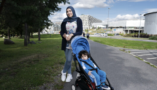 TRYGT: Johaina Rifai (29) og sønnen Daniel (1,5 år) har aldri opplevd muslimat. - Men det er færre etnisk norske på Stovner nå enn før. Det er trist, sier hun. TRYGT: Johaina Rifai (29) og sønnen Daniel (1,5 år) har aldri opplevd muslimat. - Men det er færre etnisk norske på Stovner nå enn før. Det er trist, sier hun.
