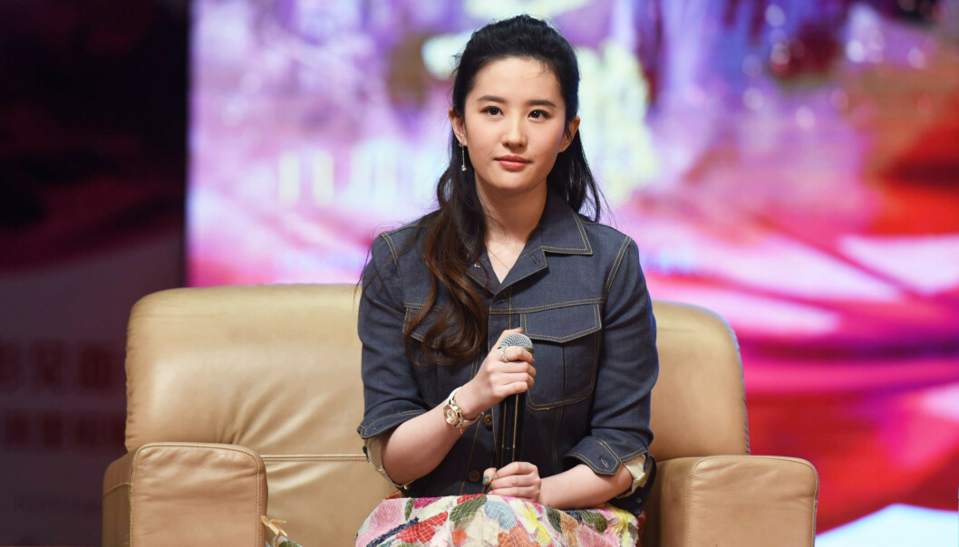 STØTTER POLITIET: Skuespiller Liu Yifei får massiv kritikk for å støtte politistyrkene i Hongkong. Her under en pressekonferanse i Kina i 2017. Foto: Imagine China/REX STØTTER POLITIET: Skuespiller Liu Yifei får massiv kritikk for å støtte politistyrkene i Hongkong. Her under en pressekonferanse i Kina i 2017. Foto: Imagine China/REX