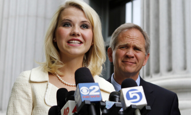 STØTTE FOR DATTEREN: Ed Smart og resten av familien var fra seg av lykke da datteren Elizabeth Smart ble funnet etter ni måneders fangenskap. Her snakker Elizabeth til pressen, etter at det ble kjent at den ene av kidnapperne ble dømt til livstid i fengsel i mai 2011. FOTO: NTB Scanpix STØTTE FOR DATTEREN: Ed Smart og resten av familien var fra seg av lykke da datteren Elizabeth Smart ble funnet etter ni måneders fangenskap. Her snakker Elizabeth til pressen, etter at det ble kjent at den ene av kidnapperne ble dømt til livstid i fengsel i mai 2011. FOTO: NTB Scanpix