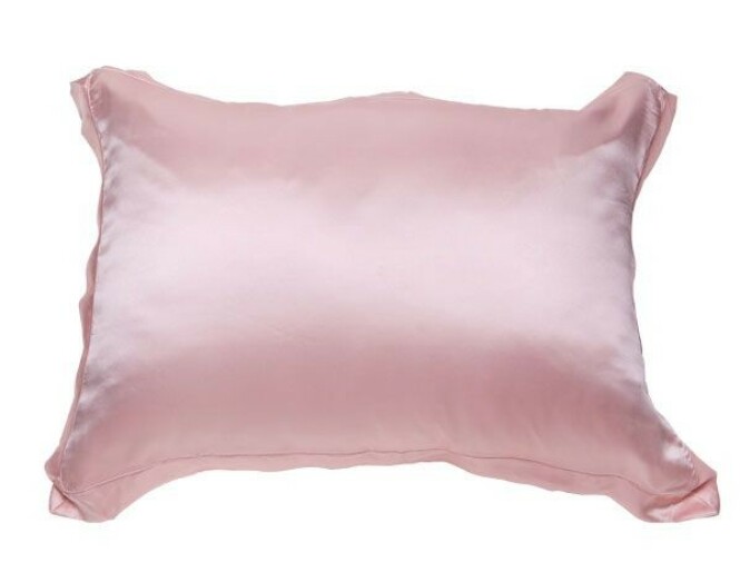 Putetrekk i silke fra Melly Moon, kr 699. Putetrekk i silke fra Melly Moon, kr 699.