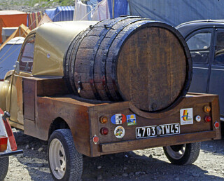 SKÅL!
Ta med noen liter til 2CV-treff. Foto: Geir Hovensjø SKÅL!
Ta med noen liter til 2CV-treff. Foto: Geir Hovensjø