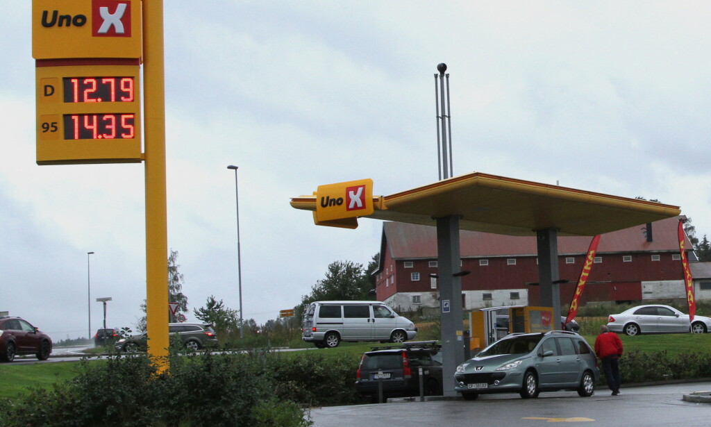 LOKAL KONKURRANSE: På steder med flere bensinstasjoner, er konkurransen på pris så sterk at du kan tanke billig som dette bare du passer på. Foto: Rune Korsvoll LOKAL KONKURRANSE: På steder med flere bensinstasjoner, er konkurransen på pris så sterk at du kan tanke billig som dette bare du passer på. Foto: Rune Korsvoll