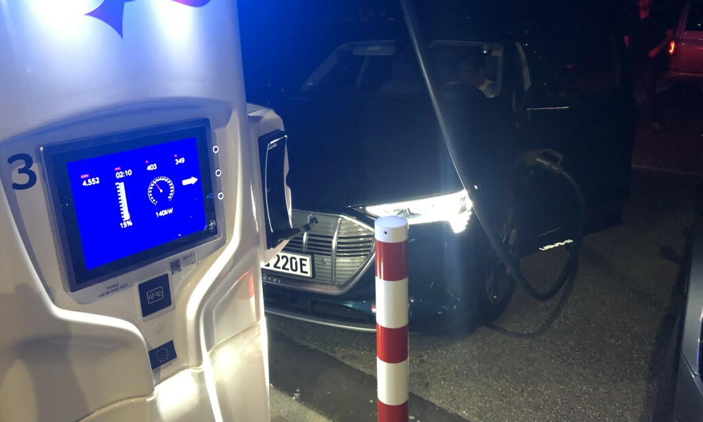 SPENNING: Ladestopp på natta, hvor Audien tok i mot opp til 150 kWh helt fra start og opp til 80 prosent. Foto: Rune Nesheim SPENNING: Ladestopp på natta, hvor Audien tok i mot opp til 150 kWh helt fra start og opp til 80 prosent. Foto: Rune Nesheim