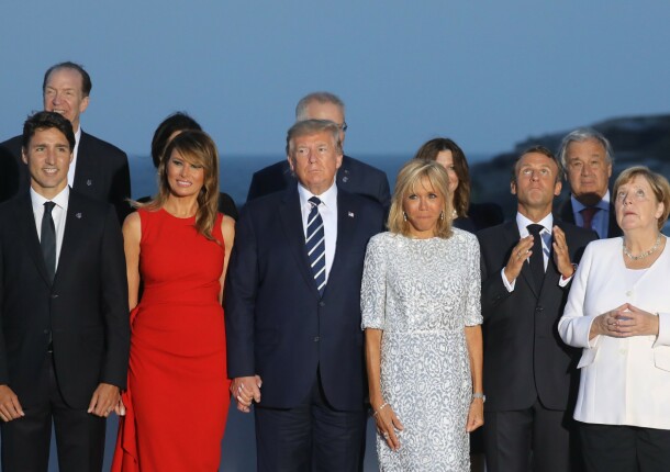 MEKTIG GJENG: Situasjonen var ikke så romantisk som bildene tilsa. Her poserer flere av statslederne sammen. Fra venstre ser vi Justin Trudeau, Melania Trump, Donald Trump, Brigitte Macron, Emmanuel Macron og Angela Merkel. Foto: AFP/ NTB scanpix MEKTIG GJENG: Situasjonen var ikke så romantisk som bildene tilsa. Her poserer flere av statslederne sammen. Fra venstre ser vi Justin Trudeau, Melania Trump, Donald Trump, Brigitte Macron, Emmanuel Macron og Angela Merkel. Foto: AFP/ NTB scanpix
