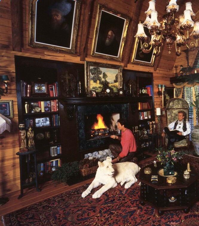 HUSKATT: Roy Horn og Siegfried Fischbacher med en av løvene sine hjemme i stua i huset «Little Bavaria» i Las Vegas. FOTO: NTBScanpix. HUSKATT: Roy Horn og Siegfried Fischbacher med en av løvene sine hjemme i stua i huset «Little Bavaria» i Las Vegas. FOTO: NTBScanpix.