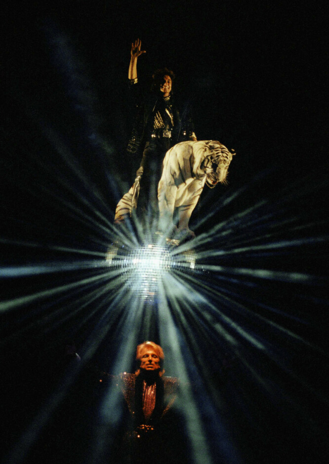 THE GREATEST SHOWMEN ...: Siegfried & Roy flyr høyt med en av sine hvite tigre på scenen Las Vegas. FOTO: NTBScanpix THE GREATEST SHOWMEN ...: Siegfried & Roy flyr høyt med en av sine hvite tigre på scenen Las Vegas. FOTO: NTBScanpix