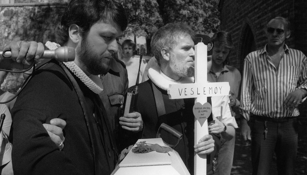 KONTROVERSIELLE: Ludvig Nessa (t.v) og Børre Knudsen har skapt mye blest med sine abortmostander de siste 40 åra. Her er de fotografert i 1988, da de forsøkte å begrave en babykiste på Vår Frelsers Gravlund i Oslo. Foto: NTB scanpix KONTROVERSIELLE: Ludvig Nessa (t.v) og Børre Knudsen har skapt mye blest med sine abortmostander de siste 40 åra. Her er de fotografert i 1988, da de forsøkte å begrave en babykiste på Vår Frelsers Gravlund i Oslo. Foto: NTB scanpix