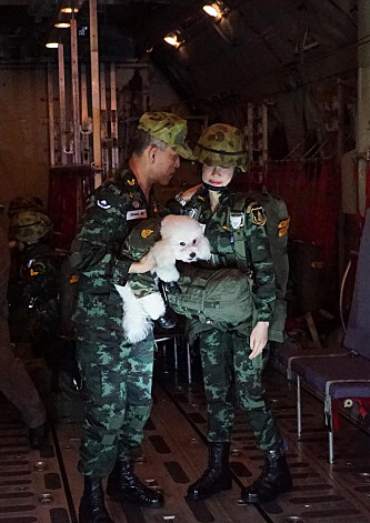 HUNDEKOS: Vajiralongkorn og Wongvajirabhakdi ikledd militærklær. Foto: NTB Scanpix HUNDEKOS: Vajiralongkorn og Wongvajirabhakdi ikledd militærklær. Foto: NTB Scanpix