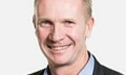 SØTSAKER OG TANNLEGE: Nordmenn nøyer seg ikke lenger med bare å handle i Sverige, men går også til tannlegen sier Mats Hedenstrøm. Foto: Svensk Handel SØTSAKER OG TANNLEGE: Nordmenn nøyer seg ikke lenger med bare å handle i Sverige, men går også til tannlegen sier Mats Hedenstrøm. Foto: Svensk Handel