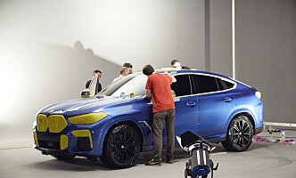 <strong>FØR:</strong> Bare blå ... Foto: BMW <strong>FØR:</strong> Bare blå ... Foto: BMW