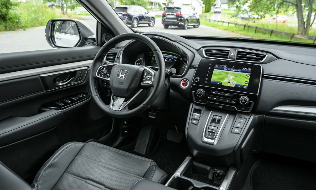 GAMMELDAGS: Man føler ikke at Honda har strukket strikken, selv om man har både knappegiring og to digitale skjermer. Multimediaskjermen er ikke stort større enn en mobiltelefon og har langt dårligere brukerfunksjoner. Foto: Jamieson Pothecary GAMMELDAGS: Man føler ikke at Honda har strukket strikken, selv om man har både knappegiring og to digitale skjermer. Multimediaskjermen er ikke stort større enn en mobiltelefon og har langt dårligere brukerfunksjoner. Foto: Jamieson Pothecary