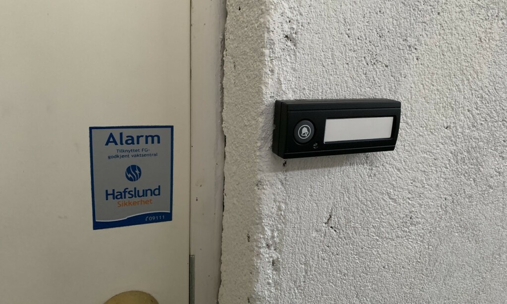 DING DONG: Ikke noe problem å feste ringeklokka med teipen. Foto: Bjørn Eirik Loftås DING DONG: Ikke noe problem å feste ringeklokka med teipen. Foto: Bjørn Eirik Loftås