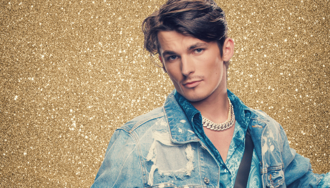 KLAR FOR EN VALS: Realitykjendis og modell Adrian Sellevoll (21) er dansepartneren til Lillian i årets sesong av Skal vi danse. FOTO: TV2 KLAR FOR EN VALS: Realitykjendis og modell Adrian Sellevoll (21) er dansepartneren til Lillian i årets sesong av Skal vi danse. FOTO: TV2