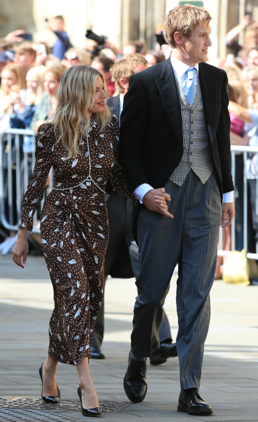 <strong>MED KJÆRESTEN:</strong> Skuespiller Sienna Miller tok med seg sin nesten ti år yngre kjæreste Lucas Zwirner til det staselige bryllupet. Foto: NTB Scanpix <strong>MED KJÆRESTEN:</strong> Skuespiller Sienna Miller tok med seg sin nesten ti år yngre kjæreste Lucas Zwirner til det staselige bryllupet. Foto: NTB Scanpix