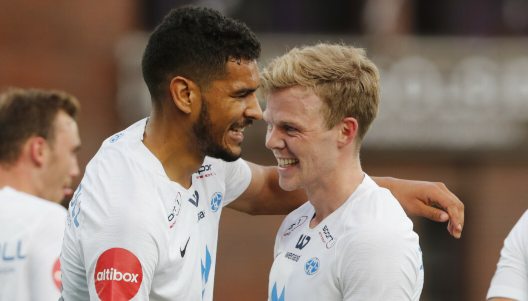 <strong>IMPONERTE:</strong> Ohi Omoijuanfo gratulerer kollega Erling Knudtzon med 2-0-scoringen over Mjøndalen. Foto: Terje Bendiksby / NTB scanpix. <strong>IMPONERTE:</strong> Ohi Omoijuanfo gratulerer kollega Erling Knudtzon med 2-0-scoringen over Mjøndalen. Foto: Terje Bendiksby / NTB scanpix.