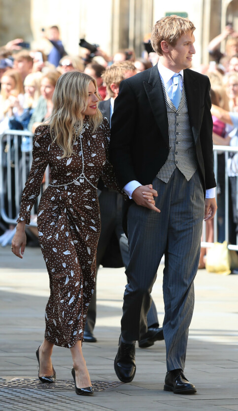 MED KJÆRESTEN: Skuespiller Sienna Miller tok med seg sin nesten ti år yngre kjæreste Lucas Zwirner til det staselige bryllupet. Foto: NTB Scanpix MED KJÆRESTEN: Skuespiller Sienna Miller tok med seg sin nesten ti år yngre kjæreste Lucas Zwirner til det staselige bryllupet. Foto: NTB Scanpix