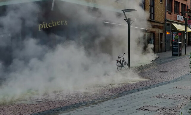 BAKKEN ÅPNET SEG: Du kan se at bakken har åpnet seg. Man kan kjenne på gatesteinene at de er varme, opplyser BTs journalist på stedet. Foto: Patrik Dahlgren BAKKEN ÅPNET SEG: Du kan se at bakken har åpnet seg. Man kan kjenne på gatesteinene at de er varme, opplyser BTs journalist på stedet. Foto: Patrik Dahlgren