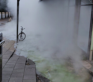 DAMP: Vannet skal ha holdt en temperatur på over 100 grader, og det oppsto mye damp da vannet fosset ut. Foto: Patrik Dahlgren DAMP: Vannet skal ha holdt en temperatur på over 100 grader, og det oppsto mye damp da vannet fosset ut. Foto: Patrik Dahlgren
