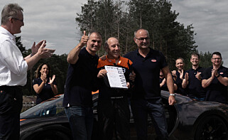 JUBEL: Andy Wallace og teamet feirer den fantastiske toppfarten i Bugatti Chiron. Foto: Bugatti JUBEL: Andy Wallace og teamet feirer den fantastiske toppfarten i Bugatti Chiron. Foto: Bugatti