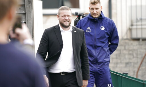 GODT BESKYTTET: Nicklas Bendtner dukket opp med denne sikkerhetsvakten på treningsfeltet. Foto: Niels Christian Vilmann/NTB Scanpix GODT BESKYTTET: Nicklas Bendtner dukket opp med denne sikkerhetsvakten på treningsfeltet. Foto: Niels Christian Vilmann/NTB Scanpix