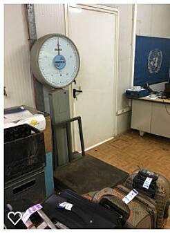 DERES VEKT, TAKK! På flyplassen på vei fra Kananga til Mbuji-Mayi i Kongo måtte ikke bare bagasjen, men også passasjerene veies, og vekten til hver og en ble ropt opp i avgangshallen. FOTO: Privat DERES VEKT, TAKK! På flyplassen på vei fra Kananga til Mbuji-Mayi i Kongo måtte ikke bare bagasjen, men også passasjerene veies, og vekten til hver og en ble ropt opp i avgangshallen. FOTO: Privat