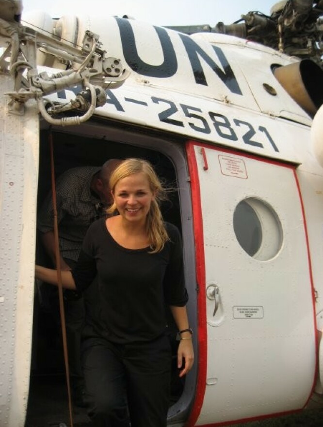 LUFTIG JOBB: Gunhilde på vei ut av helikopteret, mens hun jobbet i DR Kongo for UNOCHA i 2009. FOTO: Privat LUFTIG JOBB: Gunhilde på vei ut av helikopteret, mens hun jobbet i DR Kongo for UNOCHA i 2009. FOTO: Privat