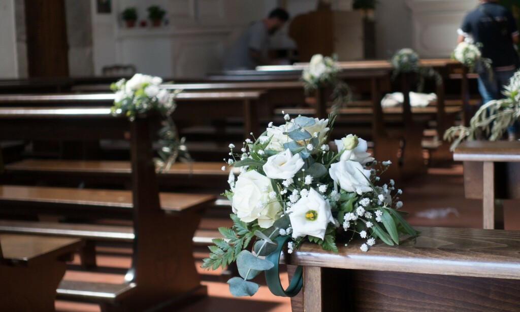 BRYLLUP: Kirka var pyntet med blomster. Foto: Se og Hør BRYLLUP: Kirka var pyntet med blomster. Foto: Se og Hør