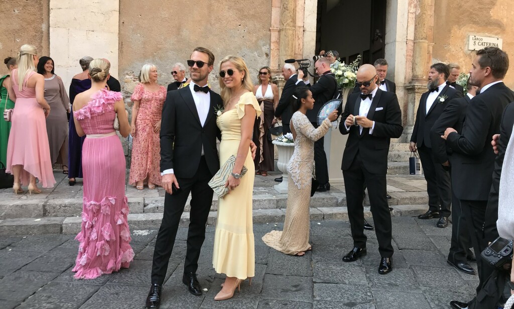 BRYLLUP: Bryllupsgjestene ankommer kirka. Foto: Se og Hør BRYLLUP: Bryllupsgjestene ankommer kirka. Foto: Se og Hør