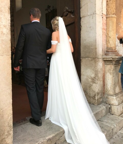 BRYLLUP: Bruden på vei inn til kirka. Foto: Se og Hør BRYLLUP: Bruden på vei inn til kirka. Foto: Se og Hør