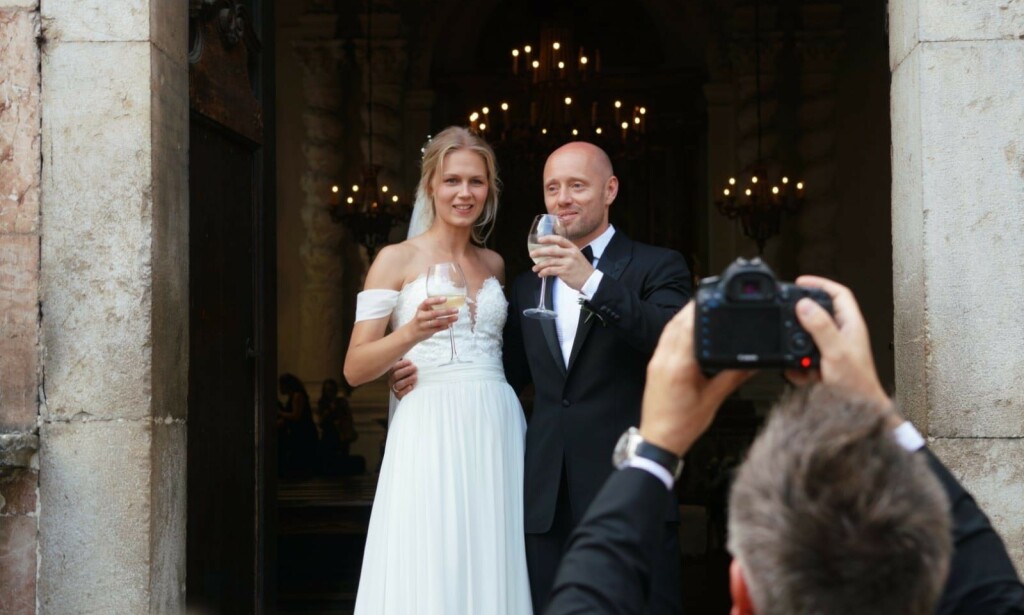 SKÅL: Det nygifte paret poserte for fotografene på kirketrappa. Foto: Se og Hør SKÅL: Det nygifte paret poserte for fotografene på kirketrappa. Foto: Se og Hør