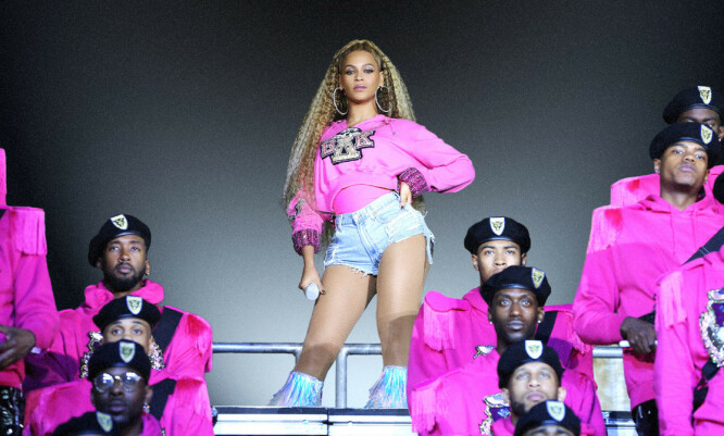 SKJULT SIDE: Beyoncé slik vi er vant til å se henne. I tillegg driver hun organisasjonen Beygood, og har flere ganger besøkt sykehus og katastrofeområder, samt donert store summer. Under hjelper hun til med å dele ut mat til kriserammede, etter orkanen Harveys herlinger i Texas 2017. FOTO: NTBScanpix. SKJULT SIDE: Beyoncé slik vi er vant til å se henne. I tillegg driver hun organisasjonen Beygood, og har flere ganger besøkt sykehus og katastrofeområder, samt donert store summer. Under hjelper hun til med å dele ut mat til kriserammede, etter orkanen Harveys herlinger i Texas 2017. FOTO: NTBScanpix.