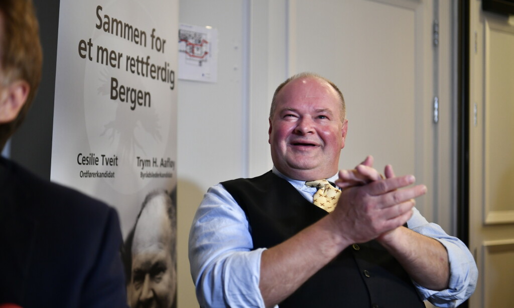 GNIR SEG I HENDENE: Trym Aafløy er bompengepartiets store stjerne, og kunne ikke annet enn å smile da de forhåndstalte stemmene var klare. Foto: Lars Eivind Bones / Dagbladet GNIR SEG I HENDENE: Trym Aafløy er bompengepartiets store stjerne, og kunne ikke annet enn å smile da de forhåndstalte stemmene var klare. Foto: Lars Eivind Bones / Dagbladet