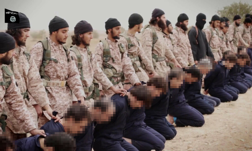 SINNETS TID: Dette bildet er fra en av IS' tidlige propagandafilmer, fra november 2014, der IS-krigere gjør seg klare for å kutte hodene av det de beskriver som syriske militære. Foto: Afp / Scanpix SINNETS TID: Dette bildet er fra en av IS' tidlige propagandafilmer, fra november 2014, der IS-krigere gjør seg klare for å kutte hodene av det de beskriver som syriske militære. Foto: Afp / Scanpix