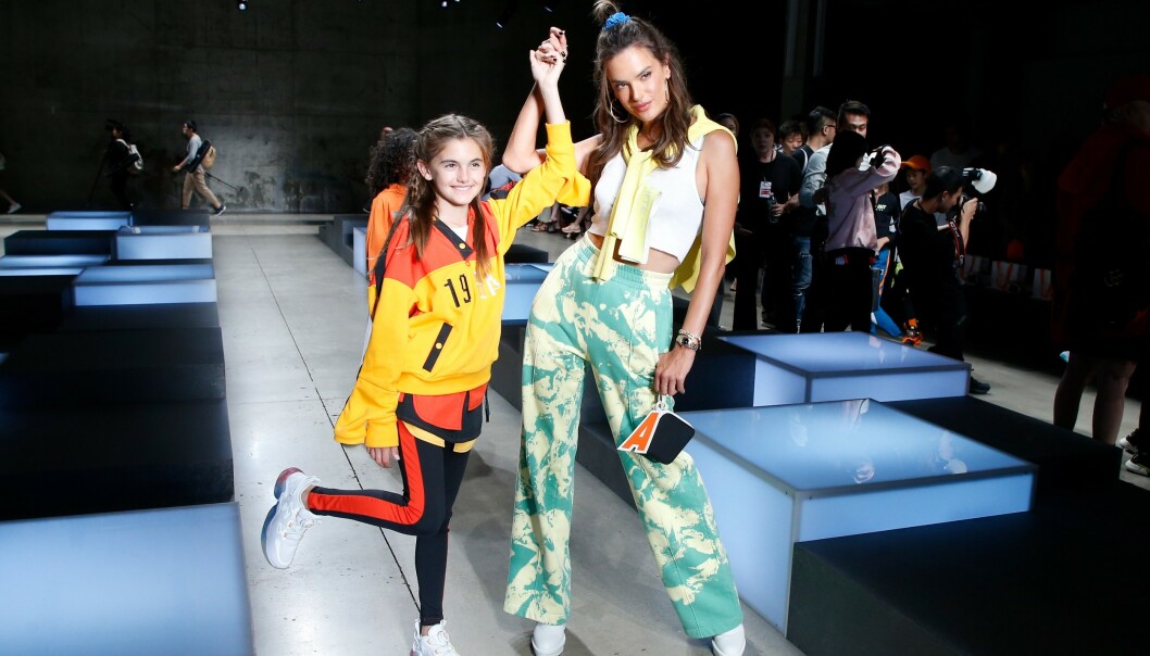 MED DATTEREN: Supermodell Alessandra Ambrosio tok med seg datteren Anja Louise Ambrosio Mazur på China Day: Anta Kids-visningen i helgen. Foto: NTB scanpix MED DATTEREN: Supermodell Alessandra Ambrosio tok med seg datteren Anja Louise Ambrosio Mazur på China Day: Anta Kids-visningen i helgen. Foto: NTB scanpix