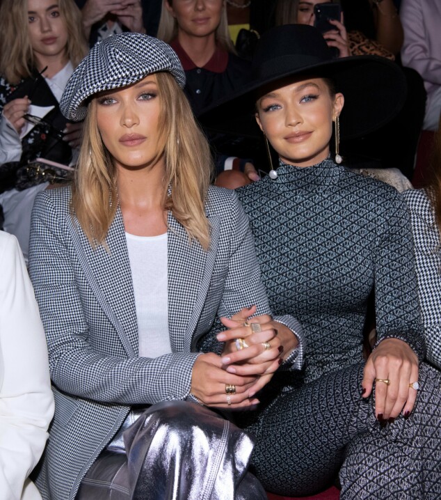 MODELLSØSTRE: Bella Hadid og Gigi Hadid på første rad under Tommy Hilfiger-visningen i helgen. Foto: NTB scanpix MODELLSØSTRE: Bella Hadid og Gigi Hadid på første rad under Tommy Hilfiger-visningen i helgen. Foto: NTB scanpix