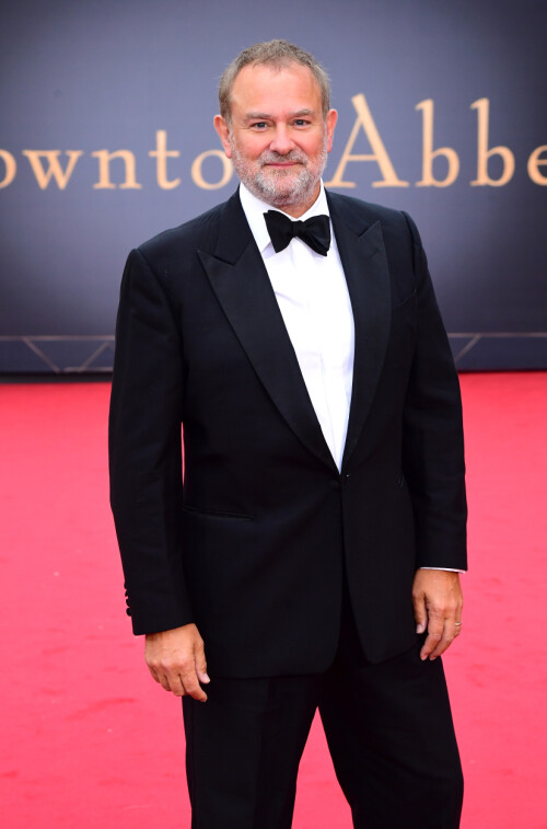 VAR TIL STEDE: Også Hugh Bonneville tok seg tid til å posere på den røde løperen i en sort dress med sløyfe. Foto: NTB Scanpix VAR TIL STEDE: Også Hugh Bonneville tok seg tid til å posere på den røde løperen i en sort dress med sløyfe. Foto: NTB Scanpix