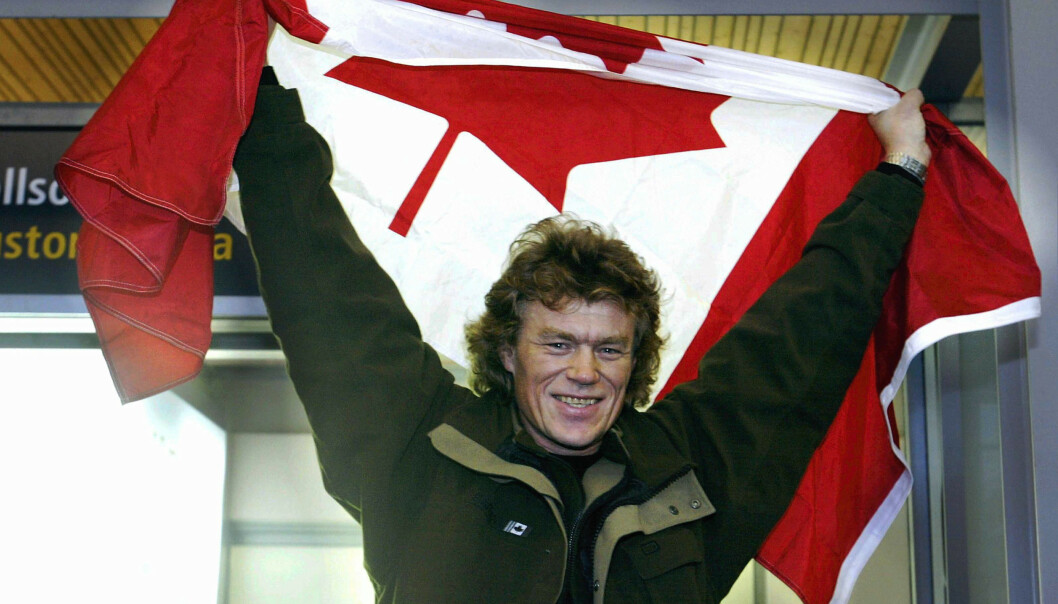 FULLFØRT: Her ankommer Lars Monsen Gardermoen etter å ha fullført verdens lengste villmarksekspedisjon, Canada på tvers, i 2002. Foto: NTB Scanpix FULLFØRT: Her ankommer Lars Monsen Gardermoen etter å ha fullført verdens lengste villmarksekspedisjon, Canada på tvers, i 2002. Foto: NTB Scanpix