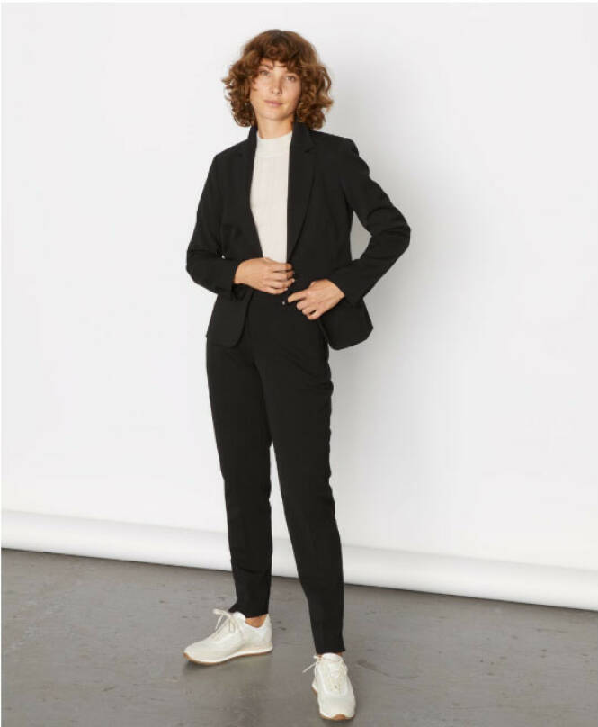 BLAZER OG DRESSBUKSE: Fås kjøpt hos Jigsaw. Jakke for 2200kr og bukse for 1300kr. Foto: JIGSAW/ Smart Works BLAZER OG DRESSBUKSE: Fås kjøpt hos Jigsaw. Jakke for 2200kr og bukse for 1300kr. Foto: JIGSAW/ Smart Works