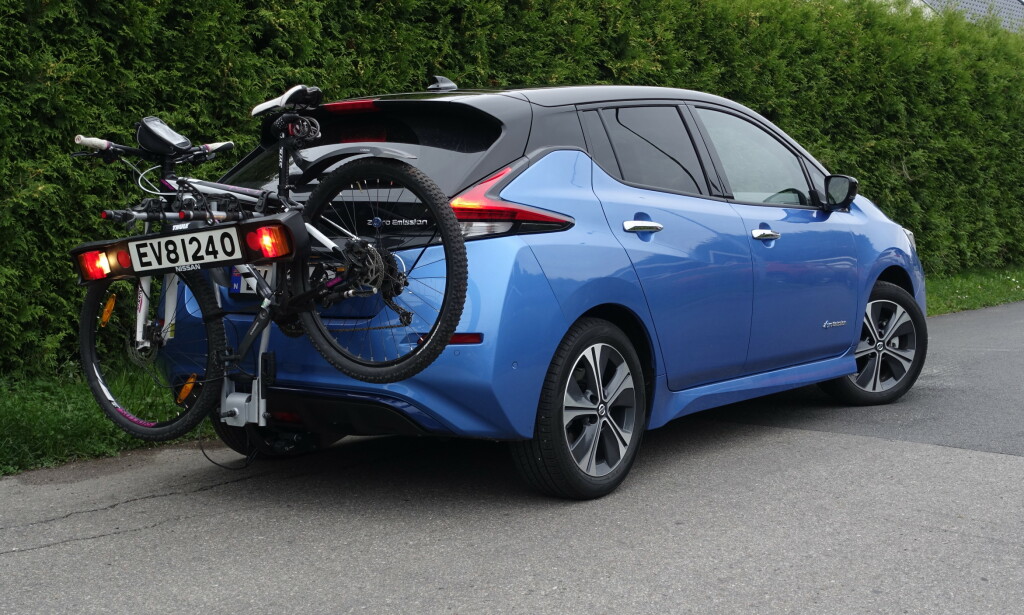 TILHENGERFESTE: Leaf er en av flere elbiler som kommer med et "lastefeste" bakbå bilen til lettere ting som sykler etc. Nissan har en pakkepris med hengerfeste og sykkelstativ for 9000 kroner. Foto: Rune M. Nesheim TILHENGERFESTE: Leaf er en av flere elbiler som kommer med et "lastefeste" bakbå bilen til lettere ting som sykler etc. Nissan har en pakkepris med hengerfeste og sykkelstativ for 9000 kroner. Foto: Rune M. Nesheim