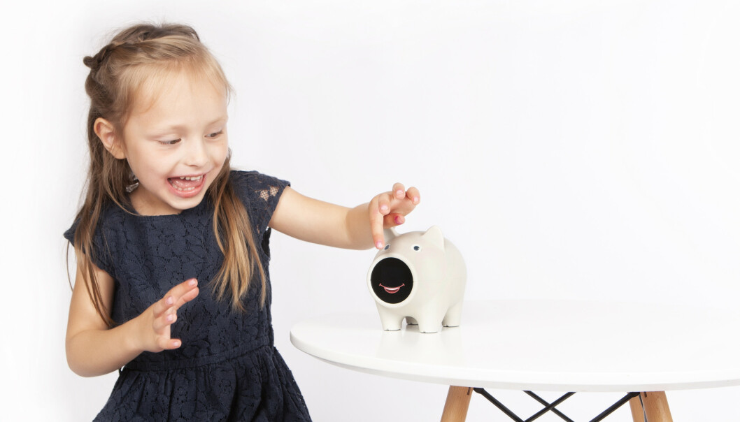 DIGITAL SPAREGRIS: Gjennom å berøre grisen får man frem saldo på touchskjermen som er plassert på grisetrynet. FOTO: Digipig DIGITAL SPAREGRIS: Gjennom å berøre grisen får man frem saldo på touchskjermen som er plassert på grisetrynet. FOTO: Digipig
