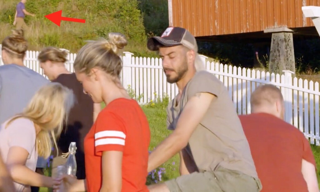 Sånn svaier en mann som vet at den eneste arbeidsoppgaven hans henger i en tynn tråd om produksjonen noen gang får kjennskap til sånne airbnb-nøkkelbokser med kodelås. Foto: TV2 Sånn svaier en mann som vet at den eneste arbeidsoppgaven hans henger i en tynn tråd om produksjonen noen gang får kjennskap til sånne airbnb-nøkkelbokser med kodelås. Foto: TV2