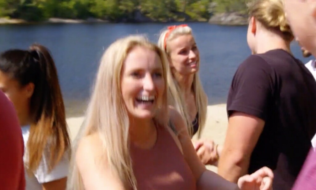 I Norge håndhilser vi på hverandre ETTER å ha kjørt bil og båt sammen i mange timer. Enig? Foto: TV2 I Norge håndhilser vi på hverandre ETTER å ha kjørt bil og båt sammen i mange timer. Enig? Foto: TV2