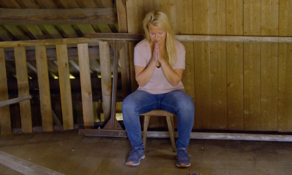 «Kom igjen, lysvesener, la oss hjelpe a Vibecke med å vinne en hytte uten tomt og en Toyota Corolla, vår evige frelse avhenger av det!» Foto: TV2 «Kom igjen, lysvesener, la oss hjelpe a Vibecke med å vinne en hytte uten tomt og en Toyota Corolla, vår evige frelse avhenger av det!» Foto: TV2