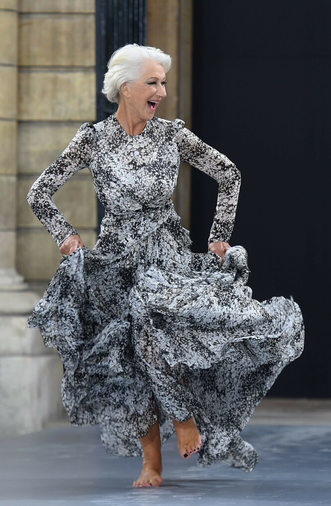 BARBEINT: Her løper 74-åringen inn på catwalken i Paris. Foto: Scanpix BARBEINT: Her løper 74-åringen inn på catwalken i Paris. Foto: Scanpix
