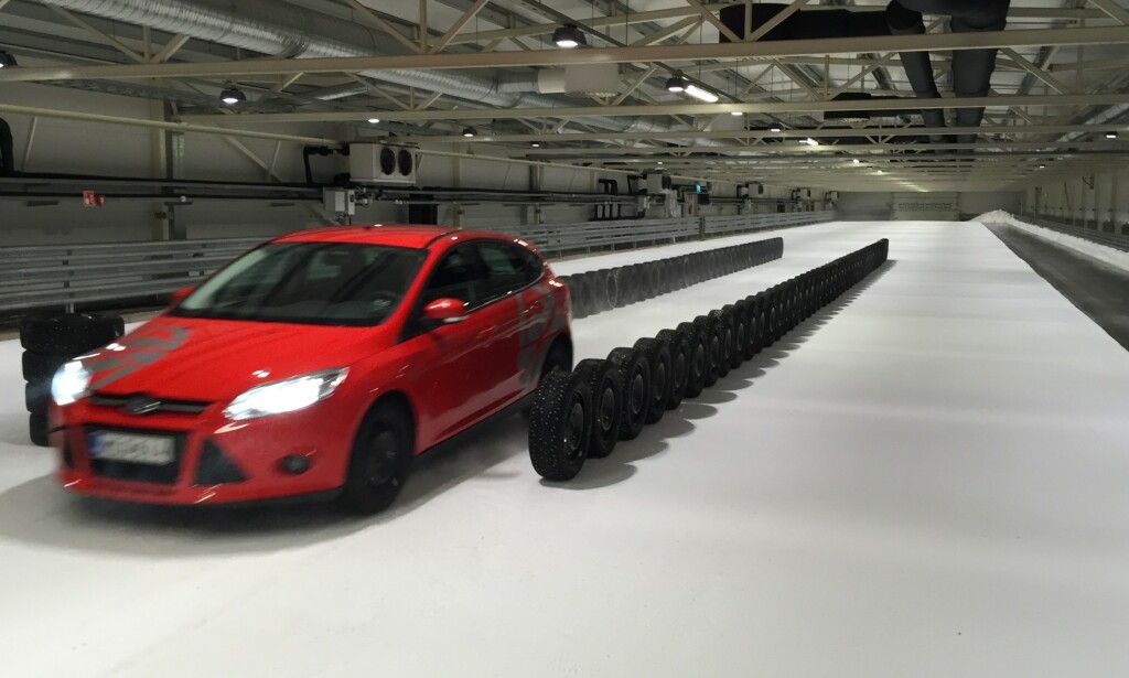 VÅR STØYTEST: Alle vinterdekkene i vår store test er målt for støy inne i bilen. Seks piggfrie dekk får toppkarakteren 10. Foto: Rune Korsvoll VÅR STØYTEST: Alle vinterdekkene i vår store test er målt for støy inne i bilen. Seks piggfrie dekk får toppkarakteren 10. Foto: Rune Korsvoll