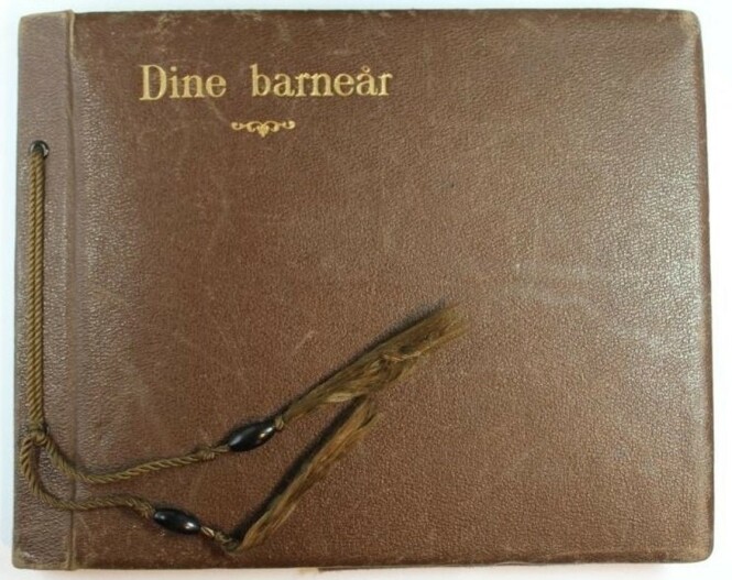 ALBUMET: Dette albumet ble gitt til Ruth på ettårsdagen i juli 1941, av barnepiken Mossa. FOTO: Jødisk Museum ALBUMET: Dette albumet ble gitt til Ruth på ettårsdagen i juli 1941, av barnepiken Mossa. FOTO: Jødisk Museum