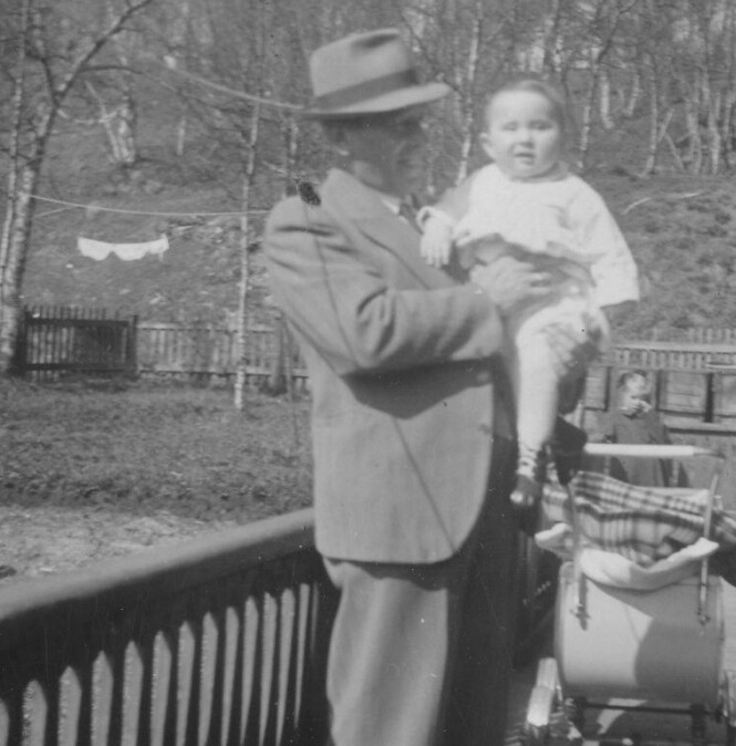 PÅ FARS ARM: Lille Ruth på pappa Selliks arm da det ennå var lykkelige tider i familien Sakolsky. FOTO: Jødisk Museum PÅ FARS ARM: Lille Ruth på pappa Selliks arm da det ennå var lykkelige tider i familien Sakolsky. FOTO: Jødisk Museum